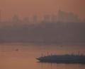 Bild: Edmar Barros/AP/dpa
Die brasilianische Amazonas-Metropole Manaus ist von dichtem Rauch eingehüllt.