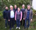 Bild: Robert Birkner
Gottfried Beer mit seiner Ehefrau Astrid. Zu den vielen Gratulanten zählten auch (von links): Dirigent der „Grenzlandbuam Bärnau“ Stefan Zwerenz, 1. Vorstand der Blaskapelle Thanhausen Uwe Franz, 1. Vorstand der Freiwilligen Feuerwehr Ellenfeld Markus Gmeiner und 2. Vorstand der Bärnauer SPD Adalbert Heldwein.