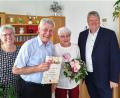 Bild: Jochen Neumann
Das Jubelpaar Wolfgang und Ursula Scholz mit Bürgermeister Bernhard Schmidt (rechts) und Tochter Michaela (links).