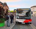 Bild: Jürgen Lenkeit
Schienenersatzverkehr in Richtung Kirchenlaibach am Bahnhofsvorplatz in Marktredwitz – am Gehsteig wartet der Fahrkartenkontrolleur.