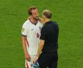 Bild: Marta Lavandier/AP/dpa
Englands Nationaltrainer Thomas Tuchel (r) schwärmt von seinem Stürmer Harry Kane. (Archivbild)