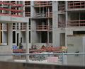 Bild: Malin Wunderlich/dpa
Ein Wohnhaus im Werden in München-Freiham. Ein Aufschwung in der Immobilienbranche ist nach einer Umfrage der Messe München nicht in Sicht.
