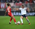Bild: Elisa Schu/dpa
Bundesliga (Nationalspielerin Klara Bühl/r.) mit Nike-Kredit? (Archivbild)