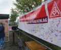 Bild: jut
Aktionstag der IG Metall vor dem Werkstor von ZF Auerbach: Die Sorge um den Standort ist nach wie vor da.