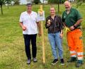 Bild: ILE Region VierStädtedreieck
ILE-Vorsitzender Edgar Knobloch (links), ILE-Geschäftsführerin Daniela Koslowski (Mitte) und Stadtgärtner Alexander Eismann (rechts) beim Kennzeichnen einer Streuobstwiese.
