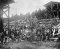 Archivbild: Strobel Quarzsand
Johann Woldemar Strobel (Erster von rechts), die 2. Generation von Strobel Quartsand, mit seiner Belegschaft im Werk Freihungsand um das Jahr 1910. Heuer feiert das Unternehmen 150. Jubiläum.