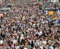 Bild: Felix Hörhager/dpa
Auf der Theresienwiese sind zur Oktoberfestzeit enorm viele Menschen unterwegs. (Archivbild)