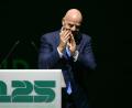 Bild: Hendrik Schmidt/dpa
Der Druck auf FIFA-Boss Infantino wird hochgehalten. (Archivbild)