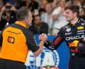 Bild: Darko Bandic/AP/dpa
Zak Brown (l) hätte Max Verstappen gerne einmal in seinem Team. (Archivbild)