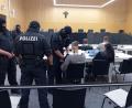 Bild: Kathrin Halbhuber
Auch am zweiten Verhandlungstag wird der 32-jährige mutmaßliche Haupttäter in Begleitung von USK-Beamten in den Gerichtssaal in Weiden gebracht.