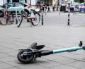 Bild: Jens Kalaene/dpa-Zentralbild/dpa
Für Unfälle mit E-Scootern sollen neue Haftungsregeln gelten. (Archivfoto)