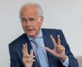 Bild: Rolf Vennenbernd/dpa
Harald Schmidt fände es toll, wenn sich seine Wahlheimat Köln um Olympische Spiele in Deutschland bewerben dürfte (Archivbild).