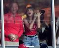 Bild: Charlie Riedel/AP/dpa
Swift und ihr Vater vor wenigen Tagen bei einem Spiel der Kansas City Chiefs, dem Team ihres Ehemanns Travis Kelce.