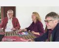 Bild: Gabi Schönberger
Die Saison der Weidener Meisterkonzerte kann starten: Künstlerischer Leiter Harald Roth (von links), Vorsitzende Andrea Trottmann-Zahner und zweiter Vorsitzender Christoph Thomas sind fasziniert von hochkarätiger Klassik, die sie dem Weidener Publikum bis hin zu jungen Leuten und Schülern nahebringen wollen.