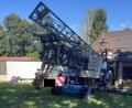 Bild: Polizei Neunburg
Mit Wucht krachte ein Traktor samt Baukran am Freitag in ein Wohnhaus in Mitterauerbach im Gemeindegebiet von Neunburg.