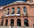 Bild: Christian Schultz/dpa
Am Staatstheater Mainz wurde am Freitag ein Banner mit der Aufschrift „Wir sind Opernhaus des Jahres“ aufgehängt.