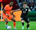 Bild: Federico Gambarini/dpa
Keine Angst vor namhaften Gegenspielern: Philipp Treu (r) attackiert Cody Gakpo.