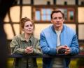 Bild: Gordon Muehle/ZDF/dpa
Charlie (Josefine Preuß) und Moritz (Patrick Kalupa) stehen nebeneinander. Wie geht es mit den beiden weiter?