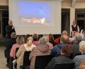Bild: Paul Zrenner
Bernd Sommer (links) und Andreas Weingut (rechts) während der Bürgerversammlung in der Aula der Grundschule. Auf der Leinwand ein Beispiel, wie eine multifunktionell nutzbare und transportable Turnhalle als Übergangslösung während der Bauzeit aussehen könnte.