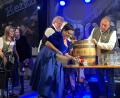 Bild: Susanne Schwab
Vier Schläge und eine kleine Nacharbeit durch Braumeister Martin Sterk (Dritter von links) brauchte die zweite Amberger Bürgermeisterin Birgit Fruth (vorne) bei ihrer Premiere.