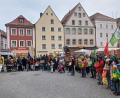Archivbild: Corinna Schuhbauer
Fridays for Future Amberg plant eine Menschenkette auf dem Marktplatz für Klimaschutz.