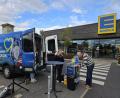 Bild: Christopher Dotzler
Redaktion on Tour vor dem Edeka in Hirschau: Am Stand kamen Gäste und Mitarbeiter von Oberpfalz-Medien ins Gespräch.