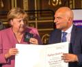 Bild: Stefan Puchner/dpa
Merkel erhielt den Elisabeth-Preis der Caritas für ihren Einsatz für Solidarität, Verantwortung und gesellschaftlichen Zusammenhalt.
