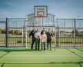 Bild: Michael Golinski
Das neue Multispielfeld im Sportpark am Schanzl bietet jetzt einmal pro Woche ein Gratis-Training für Jugendliche Basketballer an. Oberbürgermeister Michael Fritz (vorne links) durfte sich bei der Vorstellung am Basketball versuchen.