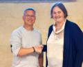 Bild: mfh
Königsteins Bürgermeister Jörk Kaduk gratuliert der frisch vereidigten Markträtin Sandra Pirner.