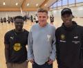 Bild: Christian Brahmann/dpa
Dennis Schröder (r) freut sich immer noch auf die NBA und will mit Partnern wie dem früheren Handball-Nationalspieler Mannhard Bech (m) Kinder für den Sport begeistern.