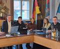 Bild: Elfriede Weiß
Projektleiter Bernd Bischoff, Jakob Schneider, Anna Lang und Saskia Pompowski (von links) erläutern den Stadträten die Ergebnisse aus dem Projekt "Insight Neunburg"