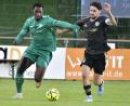 Bild: Hubert Ziegler
Jeanpaul Uzuamaka Ajala-Alexis (links) von der DJK Gebenbach, hier im Zweikampf mit dem Regensburger Kapitän Andrea Nocerino, sorgte für den 1:1- Ausgleich.
