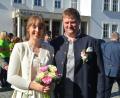 Bild: Josef Rosner
Strahlend zeigte sich nach der kirchlichen Trauung das Brautpaar Eva Amschl und Michael Lang auf dem Waldsassener Basilikaplatz. Nach dem Standesamt ging es am Samstag gleich in die Klosterkirche.