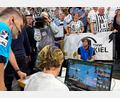 Bild: Frank Molter/dpa
Die letzte Szene des Derbys wurde am Videoschirm überprüft.