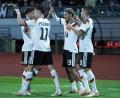 Bild: Roman Koksarov/dpa/
Die deutsche U21 um Paris Brunner (2.v.r.) jubelt über den Sieg in Lettland.