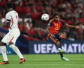 Bild: Ian Walton/AP/dpa
Lamine Yamal (rechts) brachte Spanien gegen England früh in Führung.