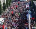 Bild: Daniel Löb/dpa
Mehr als 20.000 Menschen haben in Nürnberg gegen den Abbau des Sozialstaats demonstriert.
