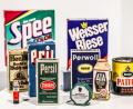 Bild: Oliver Berg/dpa
Ein Reihe historischer Produktverpackungen bekannter Henkel-Produkte.