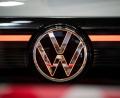 Symbolbild: Hannes P. Albert/dpa
Wegen einer fehlenden Schraube müssen VW-Fahrer für einen vorsorglichen Rückruf möglicherweise zweimal in die Werkstatt.