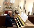 Bild: fvo
Organist Paul Bodensteiner spielt beim Patrozinium der Albersriether Dorfkapelle St. Michael die neue geweihte Orgel.