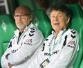 Bild: Sina Schuldt/dpa
Als Duo auf der Trainerbank: Thomas Schaaf (l) und Otto Rehhagel.