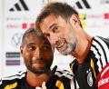 Bild: Federico Gambarini/dpa
Jonathan Tah und Jürgen Klopp erlaubten sich ein Späßchen bei der Pressekonferenz.