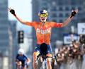 Bild: Graham Hughes/The Canadian Press/AP/dpa
Demi Vollering jubelt am Mont Royal in Montreal.