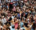 Bild: Felix Hörhager/dpa
Beim Reservierungswechsel wird es voll auf der Wiesn.