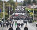 Bild: Peter Morrison/PA Wire/dpa
Keine Bewegung: Die umstrittene Parade bleibt seit den Morgenstunden blockiert.