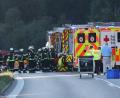Symbolbild: Karl-Josef Hildenbrand/dpa
Rettungsdienste und Feuerwehr stehen in der Nähe der Unfallstelle bei Buchloe-Ost, wo ein Reisebus auf der A96 umgekippt ist. Zwei Menschen seien dabei ums Leben gekommen, mehrere Menschen verletzt worden, sagte ein Polizeisprecher der Deutschen Presse-Agentur.