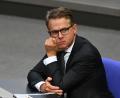 Bild: Michael Brandt/dpa
Vorerst ausgebremst scheint Gesundheitsminister Carsten Linnemann bei der Pflege. (Archivfoto)