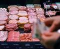 Bild: Jan Woitas/dpa
Bei Wurstwaren nahmen zuletzt sowohl Käuferreichweite als auch Absatzmenge ab. (Symbolbild)