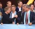 Bild: Marijan Murat/dpa
Auf gute Nord-Süd-Zusammenarbeit: Schleswig-Holsteins Ministerpräsident Daniel Günther, Münchens Oberbürgermeister Dominik Krause und Bayerns Ministerpräsident Markus Söder beglückwünschen sich (l-r).