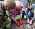 Bild: Doris Heimann/dpa
Feuer machen mit Birkenrinde: Das lernen Mitarbeiter der deutschen Botschaft in Warschau bei Notfalltraining von Polens Armee.